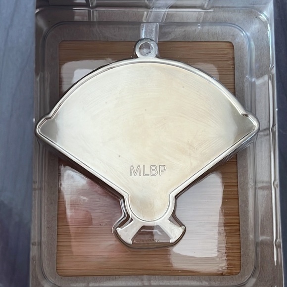 Brand New Hallmark Pittsburgh Pirates Baseball MLB Metal Christmas Ornament - Picture 6 of 8